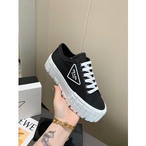 프라다 개버딘 스니커즈