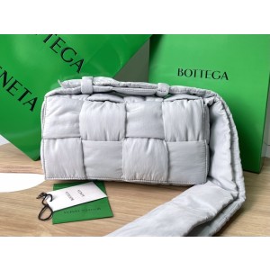 보테가베네타 패딩 테크 카세트백 628951