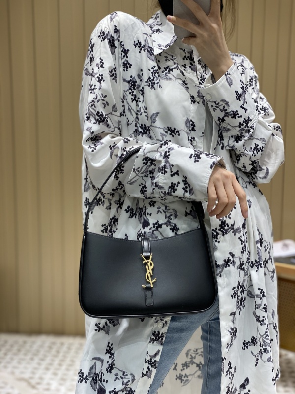 생로랑 LE5A7 호보백 657228