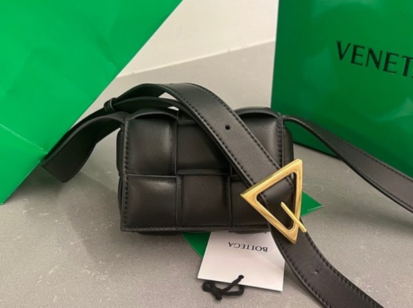 보테가베네타 캔디 패딩 미니 카세트백