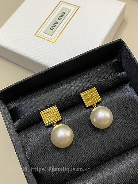 미우미우 진주 귀걸이
