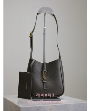 생로랑 그레인 가죽 소재의 유연한 LE 5 À 7 베이비백