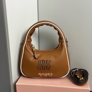 미우미우 완더 가죽 백