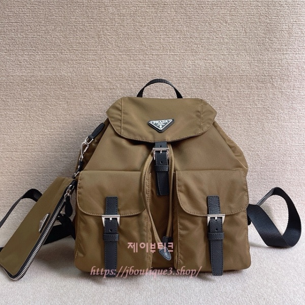 프라다 파우치가 달린 미디엄 리나일론 백팩