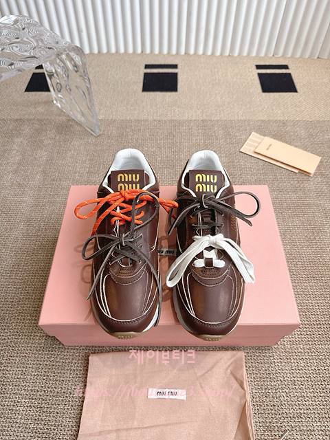 미우미우 스니커즈