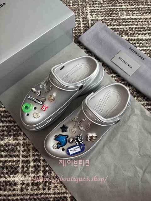 발렌시아가 X 크록스