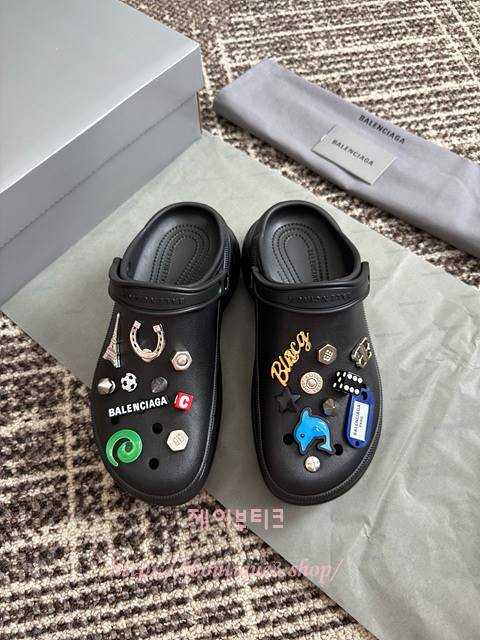 발렌시아가 X 크록스