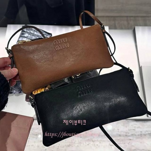 미우미우 레더 파우치 (2color)