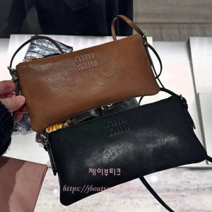 미우미우 레더 파우치 (2color)