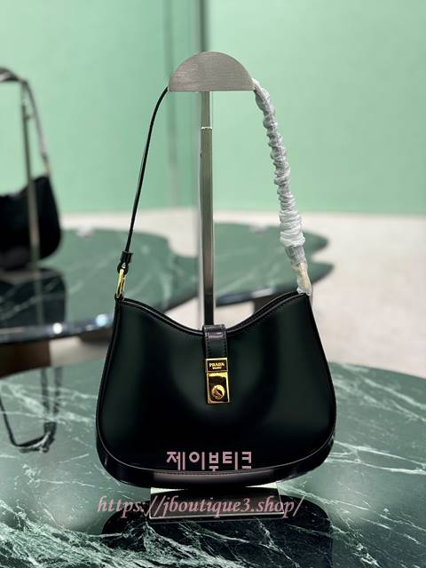 프라다 클레오 브러쉬드 레더 숄더백 클래스프 클로저 블랙