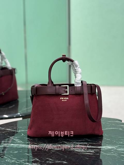 프라다 버클 벨트가 달린 미디엄 스웨이드 핸드백