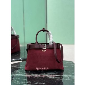 프라다 버클 벨트가 달린 미디엄 스웨이드 핸드백