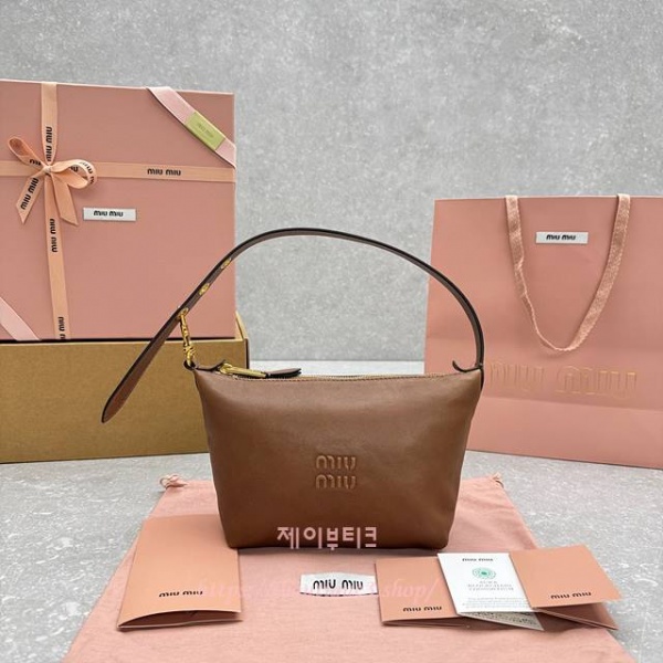 미우미우 나파 가죽 파우치