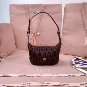 미우미우 마테라쎄 나파 가죽 파우치