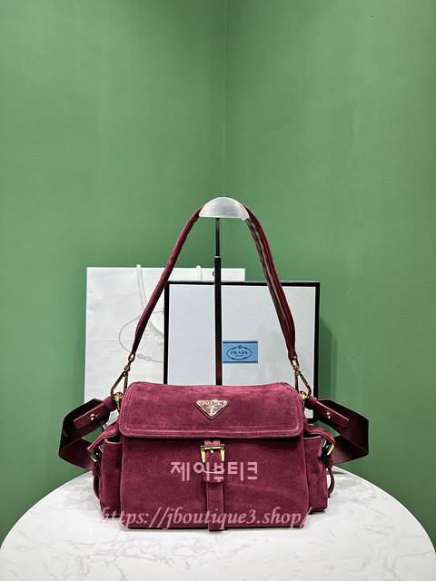 프라다 익스플로어 미디엄 스웨이드 숄더 백