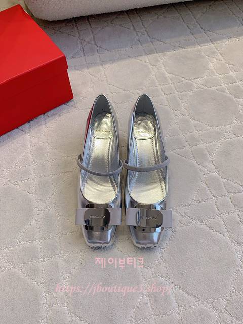 페라가모 뉴 바라 플레이트 발레 펌프스