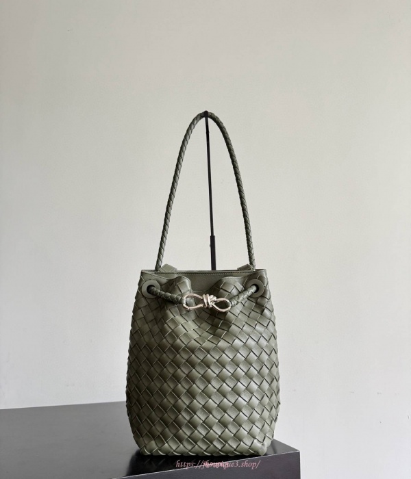 보테가 베네타 스몰 안디아모 버킷 백