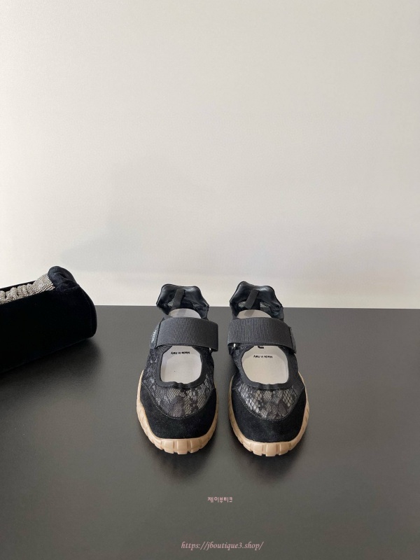 미우미우 테크니컬 소재 발레리나