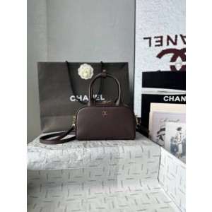 샤넬 2026 가을 겨울 프리-컬렉션 가죽 스트랩 클러치